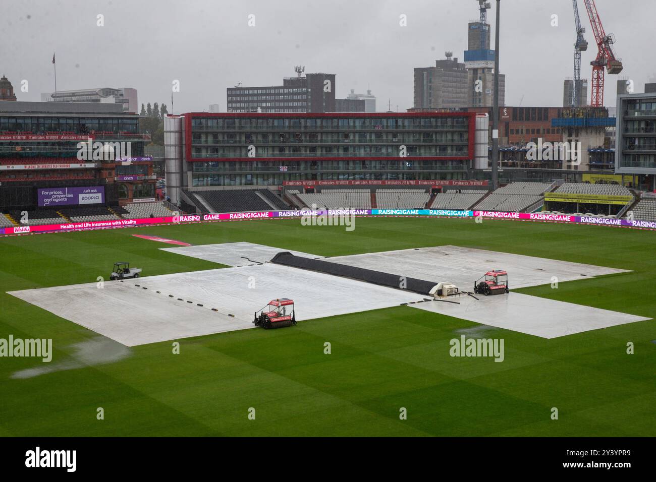 Le copertine piovane sono accese all'Old Trafford, mentre forti piogge cadono davanti alla terza partita di Vitality IT20 Series Inghilterra vs Australia all'Old Trafford, Manchester, Regno Unito, 15 settembre 2024 (foto di Gareth Evans/News Images) a Manchester, Regno Unito, il 15/9/2024. (Foto di Gareth Evans/News Images/Sipa USA) Foto Stock