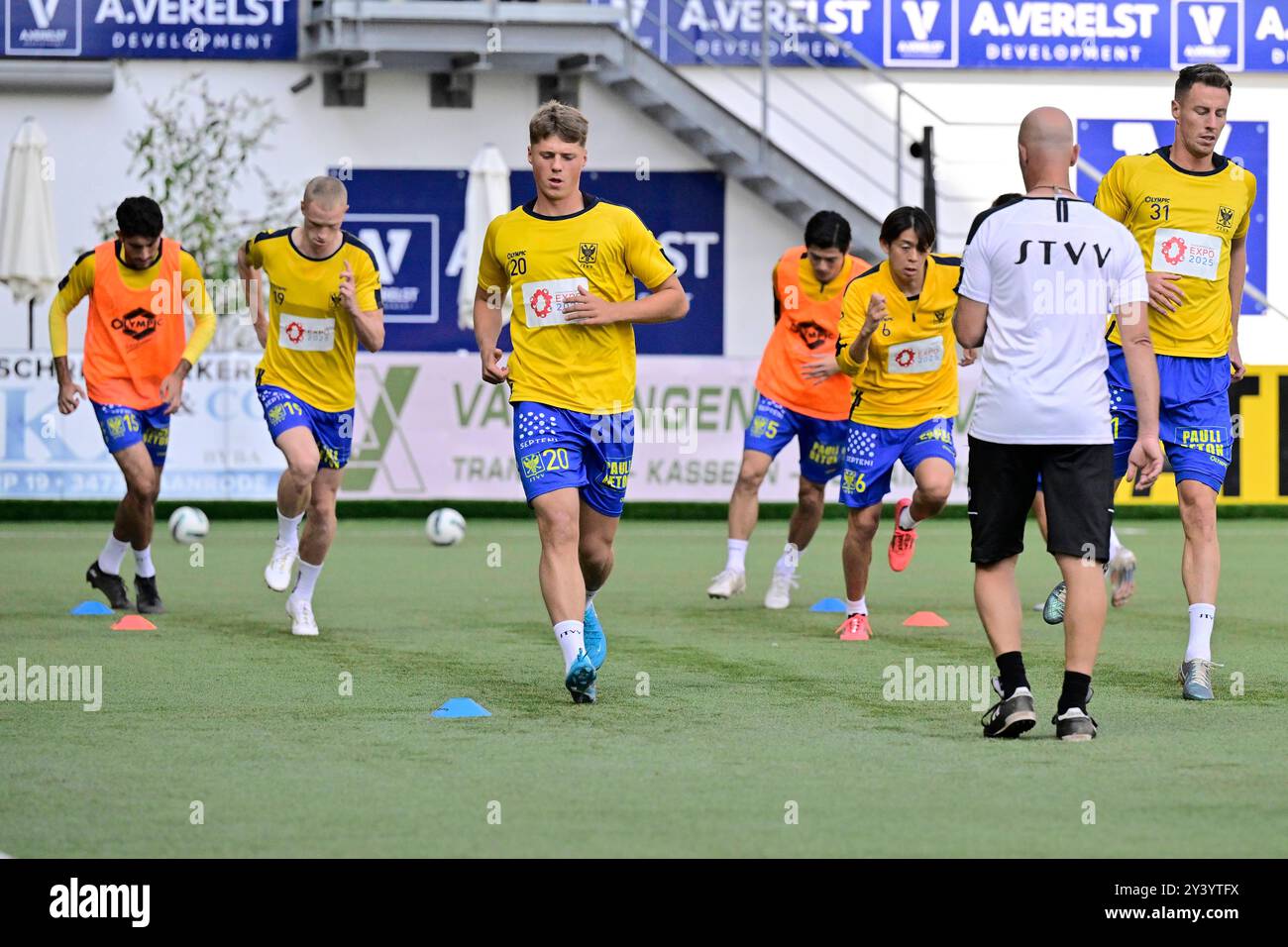 I giocatori della STVV sono stati fotografati prima di una partita di calcio tra STVV e OH Leuven, a Sint-Truiden, il settimo giorno della stagione 2024-2025 della prima divisione del campionato belga 'Jupiler Pro League', domenica 15 settembre 2024. BELGA FOTO JOHAN EYCKENS Foto Stock