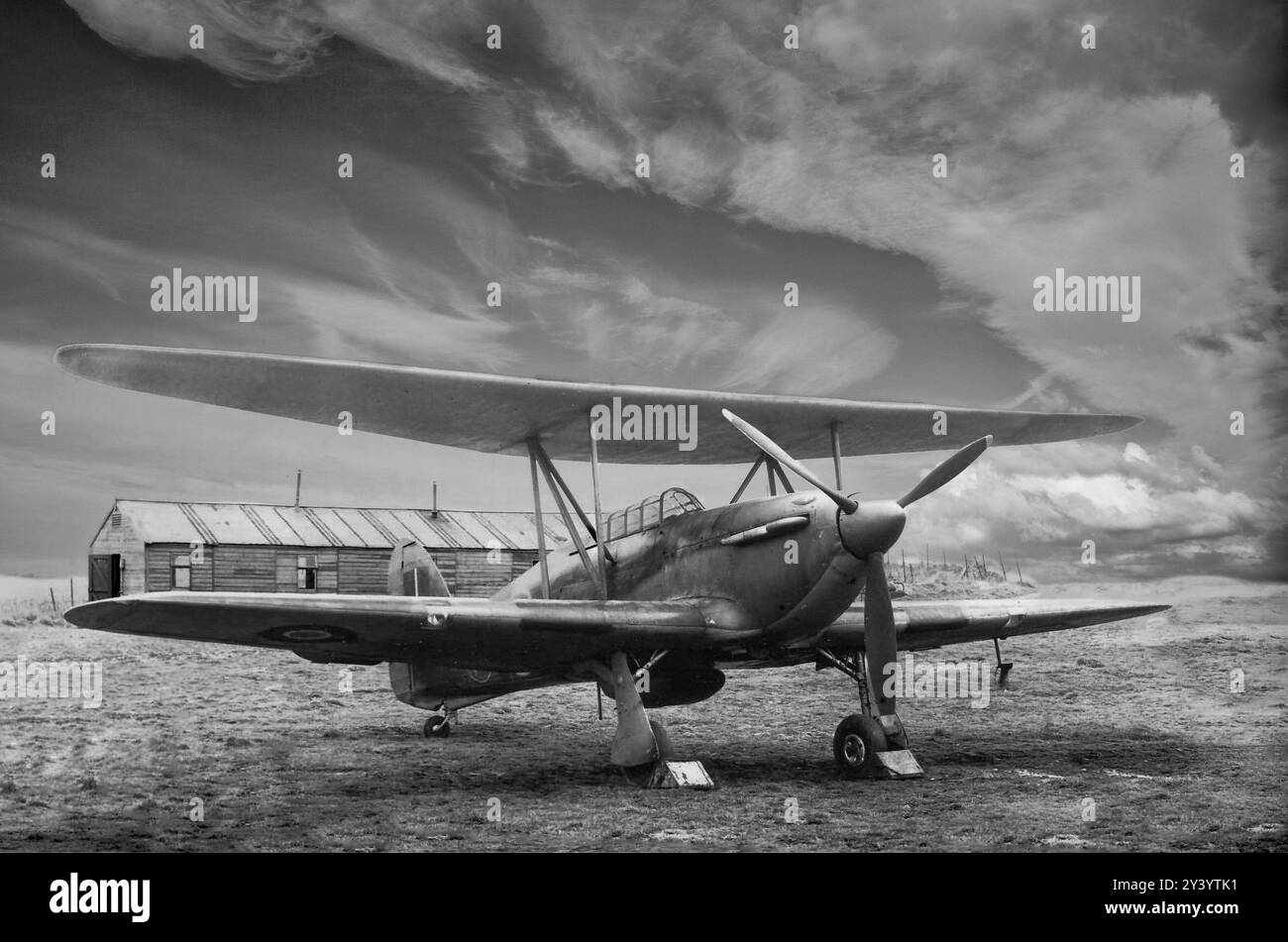 Hills and Sons ha continuato a sviluppare ulteriormente il concetto di scivolamento, pilotando l'Hillson FH.40, un Hawker Hurricane dotato di un'ala di scivolamento. È stato progettato per testare l'idea di "ali di scivolamento", dove l'aereo poteva decollare come biplano, scaricare la parte superiore, l'ala usa e getta, e continuare a volare come monoplano. Foto Stock