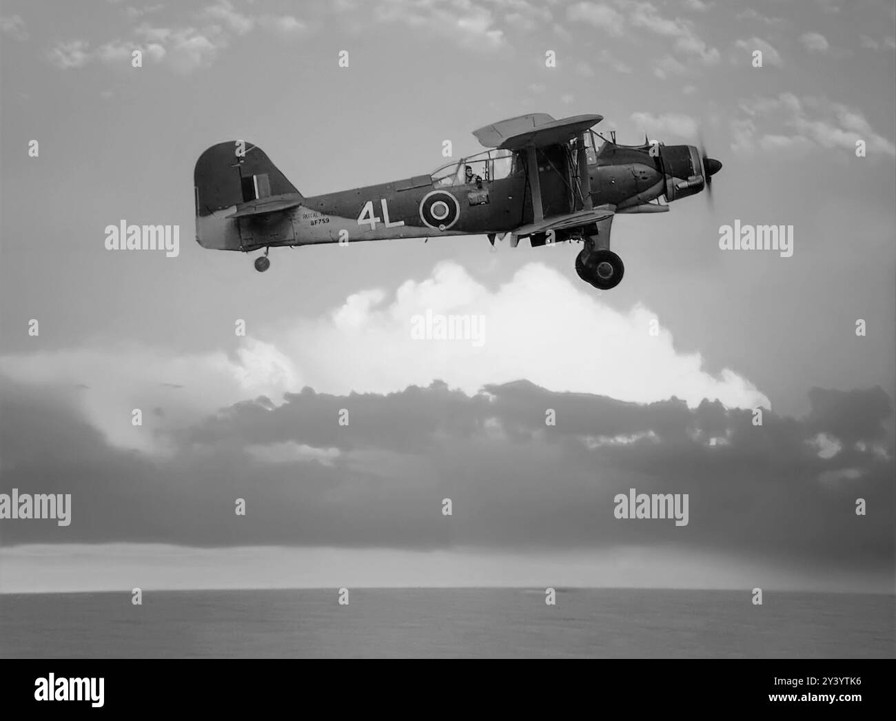Un Fairey Albacore, un bombardiere biplano monomotore costruito dalla Fairey Aviation tra il 1939 e il 1943 per la Royal Navy Fleet Air Arm e utilizzato durante la seconda guerra mondiale. Aveva un equipaggio di tre uomini ed era stato progettato per l'avvistamento e la ricognizione, nonché per bombardamenti a livello, bombardamenti in immersione e come bombardiere siluro. È stato concepito come sostituto dell'obsoleto Fairey Swordfish, entrato in servizio nel 1936, ma è stato ritirato prima di esso, per essere sostituito dai bombardieri monoplani Fairey Barracuda e Grumman Avenger. Foto Stock