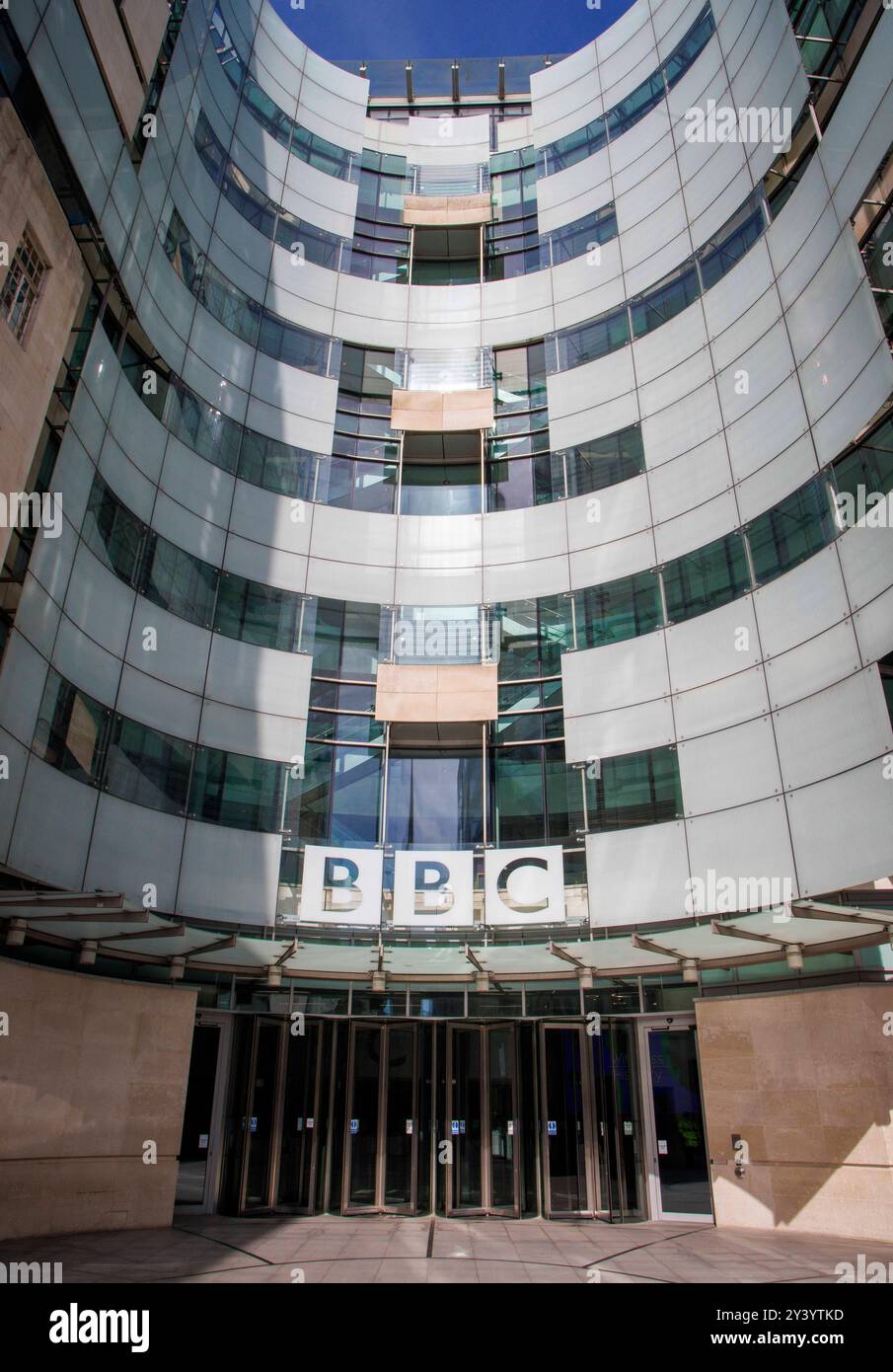 Londra, Regno Unito. 15 settembre 2024. L'ex giornalista, Huw Edwards, apparirà al Westminster Magistrates Court il 16 settembre Ha portato un altro scandalo alla BBC. Ha ammesso di avere 41 immagini indecenti, che gli erano state inviate da un altro uomo su WhatsApp. Includevano sette immagini di categoria A - la classificazione più seria. Due hanno coinvolto un bambino di età compresa tra i sette e i nove anni della BBC Broadcasting House a Portland Place, dove la prima trasmissione radiofonica dall'edificio è stata fatta il 15 marzo 1932. Crediti: Karl Black/Alamy Live News Foto Stock