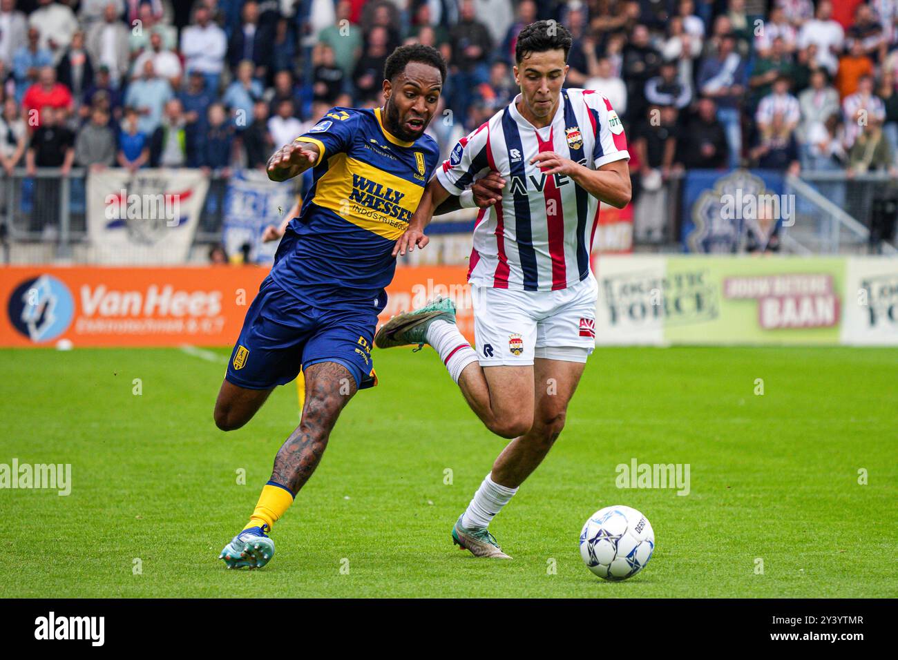 Tilburg, Paesi Bassi. 15 settembre 2024. TILBURG, PAESI BASSI - 15 SETTEMBRE: Denilho Cleonise di RKC Waalwijk, Amine Lachkar di Willem II combattono per il pallone durante l'incontro olandese Eredivisie tra Willem II e RKC Waalwijk al Koning Willem II Stadion il 15 settembre 2024 a Tilburg, Paesi Bassi. (Foto di Gabriel Calvino Alonso/Orange Pictures) credito: dpa/Alamy Live News Foto Stock