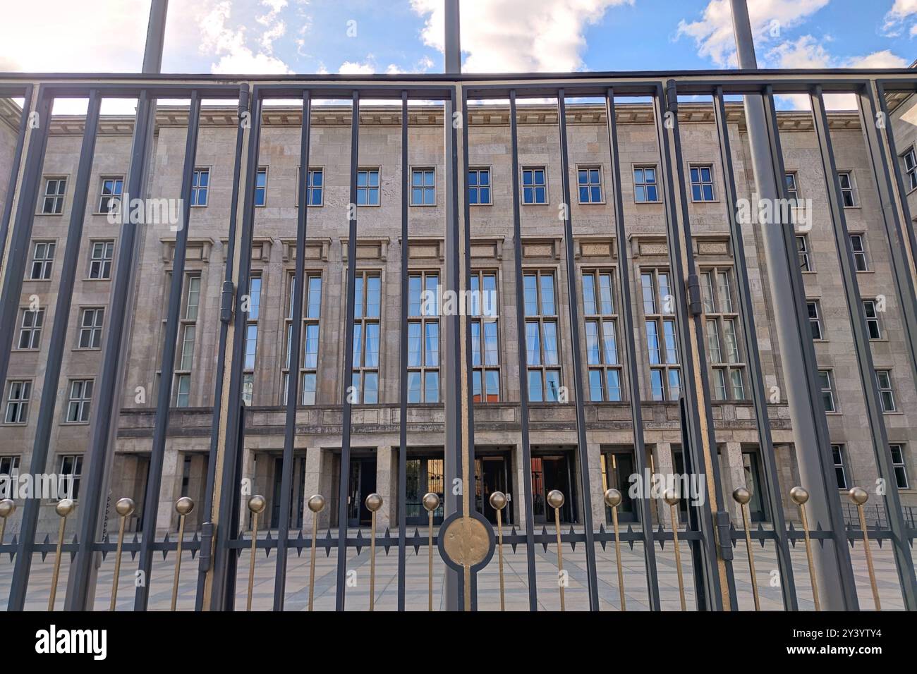 Berlin, Deutschland, 14.09.2024: Bundesfinanzministerium: Finanzministerium in der Wilhelmstraße 96, Detlev-Rohwedder-Haus *** Berlino, Germania, 14 09 2024 Ministero federale delle finanze a Wilhelmstraße 96, Detlev Rohwedder Haus Copyright: XdtsxNachrichtenagenturx dts 46452 Foto Stock