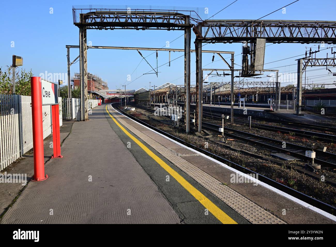 Un momento tranquillo sul binario 12 alla stazione di Crewe di mattina presto. Foto Stock