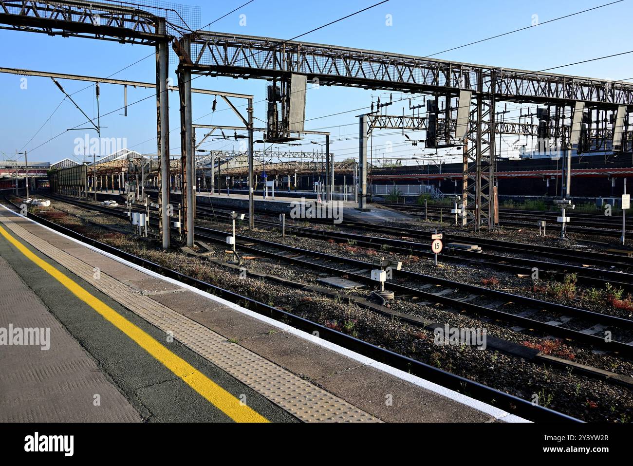 Un momento tranquillo sul binario 12 alla stazione di Crewe di mattina presto. Foto Stock