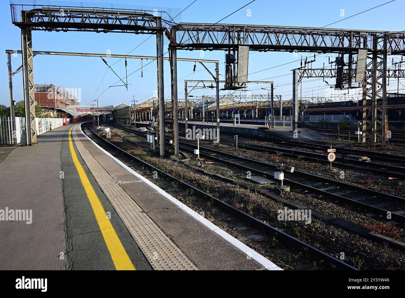 Un momento tranquillo sul binario 12 alla stazione di Crewe di mattina presto. Foto Stock