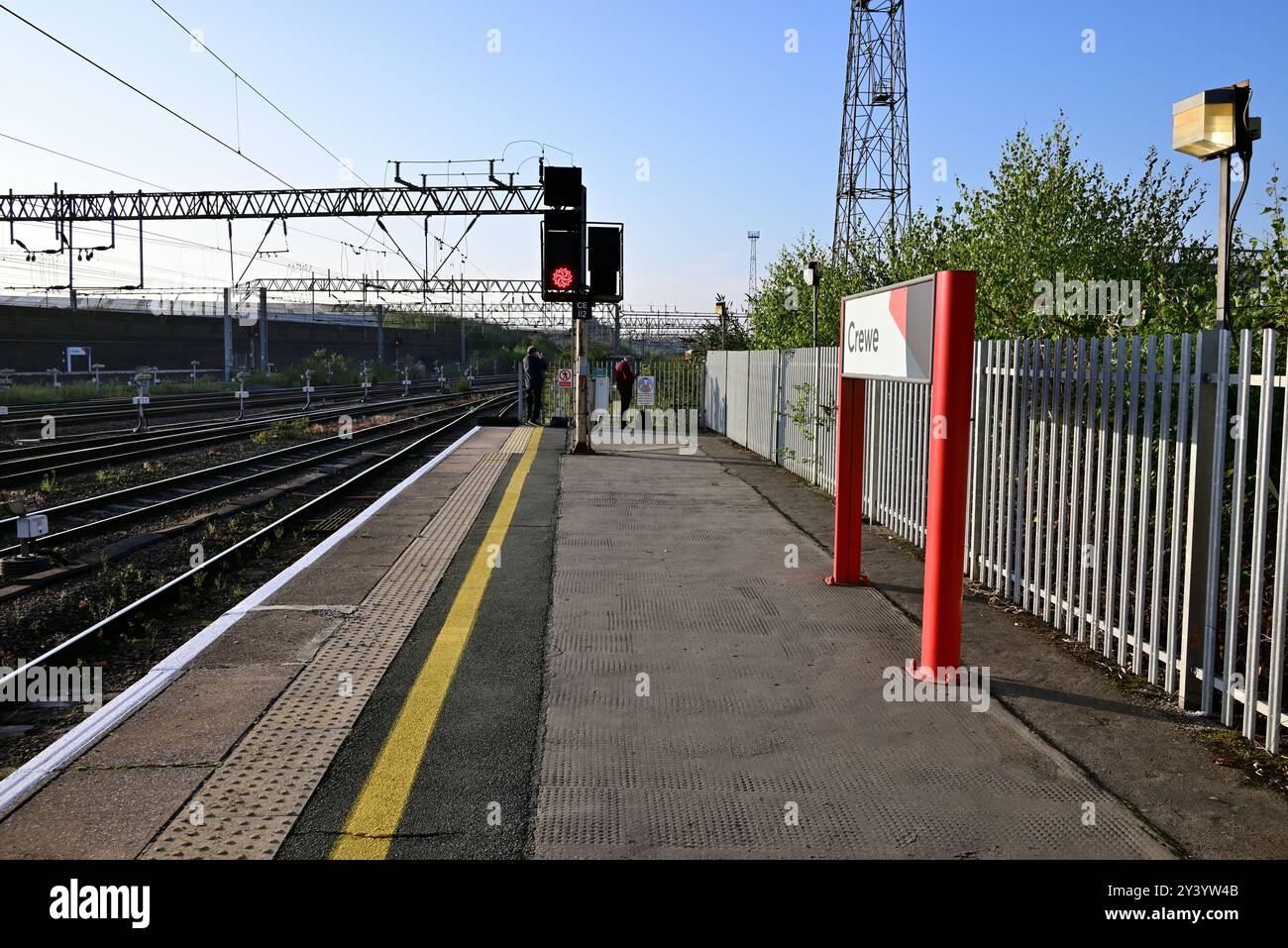 Un momento tranquillo sul binario 12 alla stazione di Crewe di mattina presto. Foto Stock