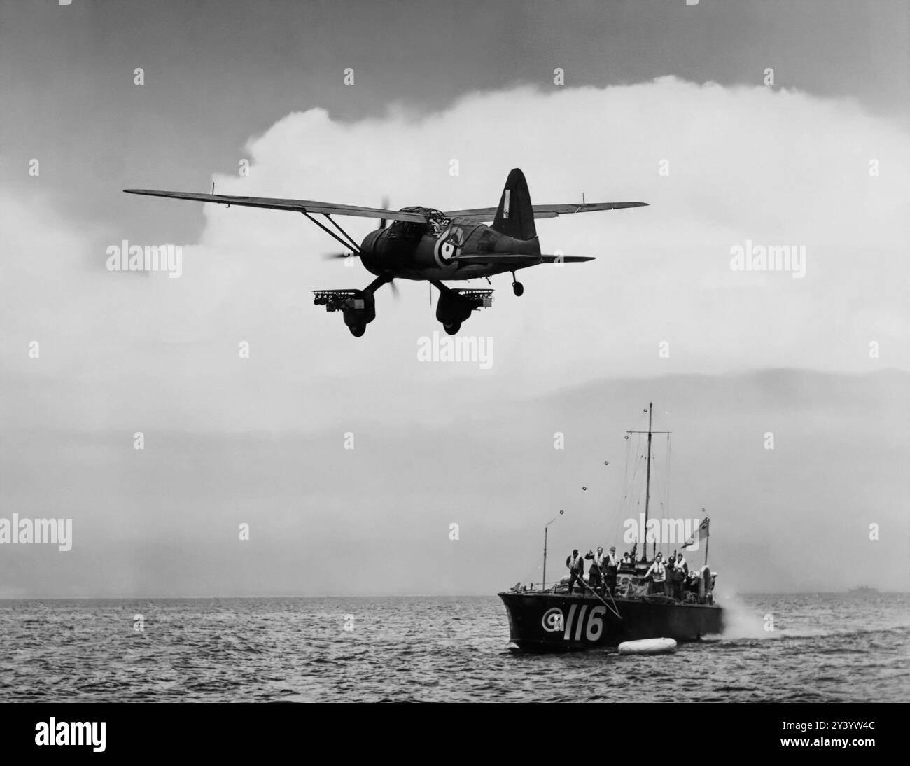 Un Westland Lysander, un aereo di collegamento e cooperazione dell'esercito britannico della seconda guerra mondiale utilizzato per serate e salvataggio. Ha anche raggiunto la fama grazie alla sua capacità di operare da brevi tratti di pista di atterraggio impreparata e alle sue missioni clandestine per piantare o recuperare agenti dietro le linee nemiche, in particolare nella Francia occupata dai nazisti. Foto Stock