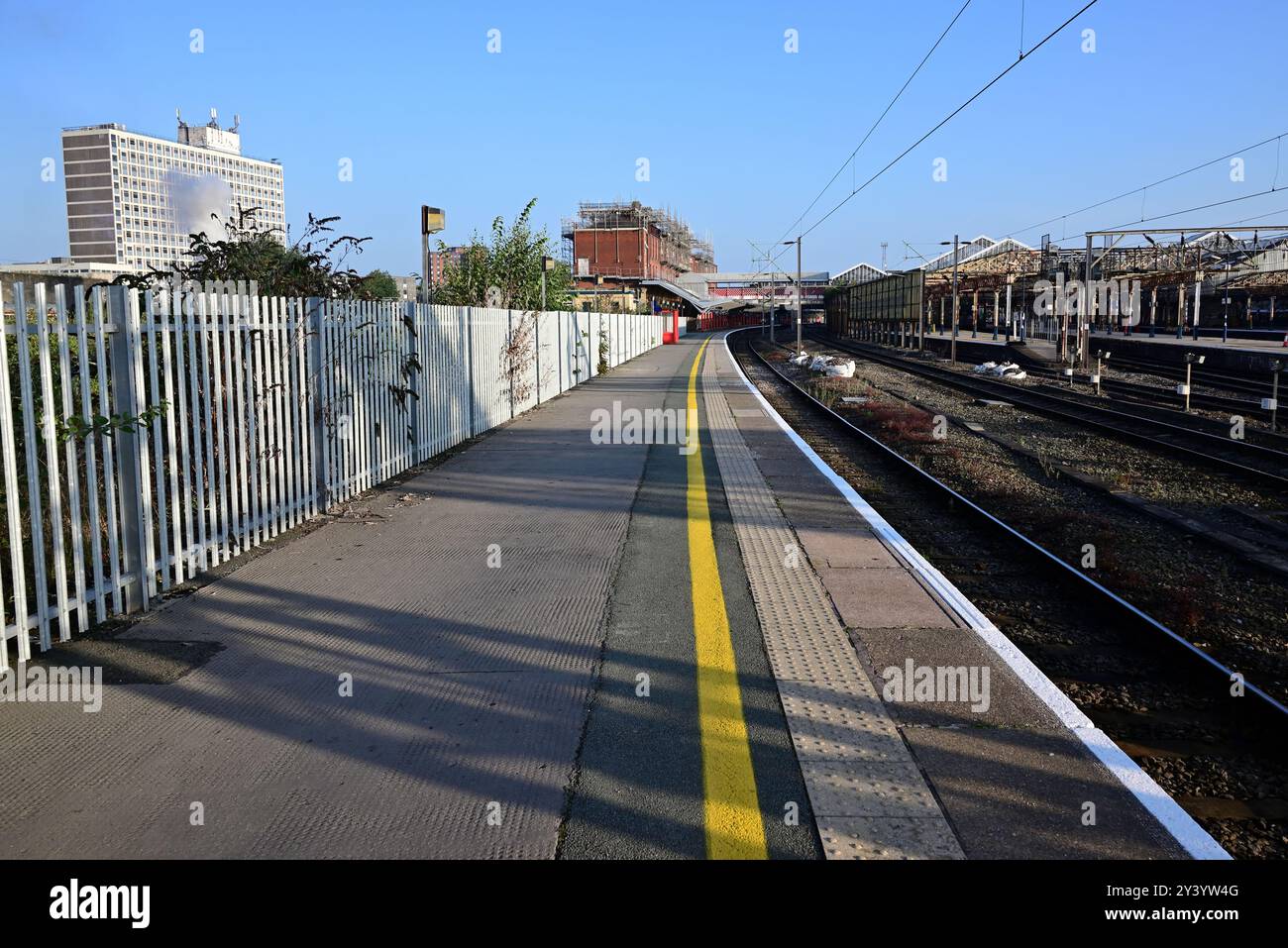 Un momento tranquillo sul binario 12 alla stazione di Crewe di mattina presto. Foto Stock