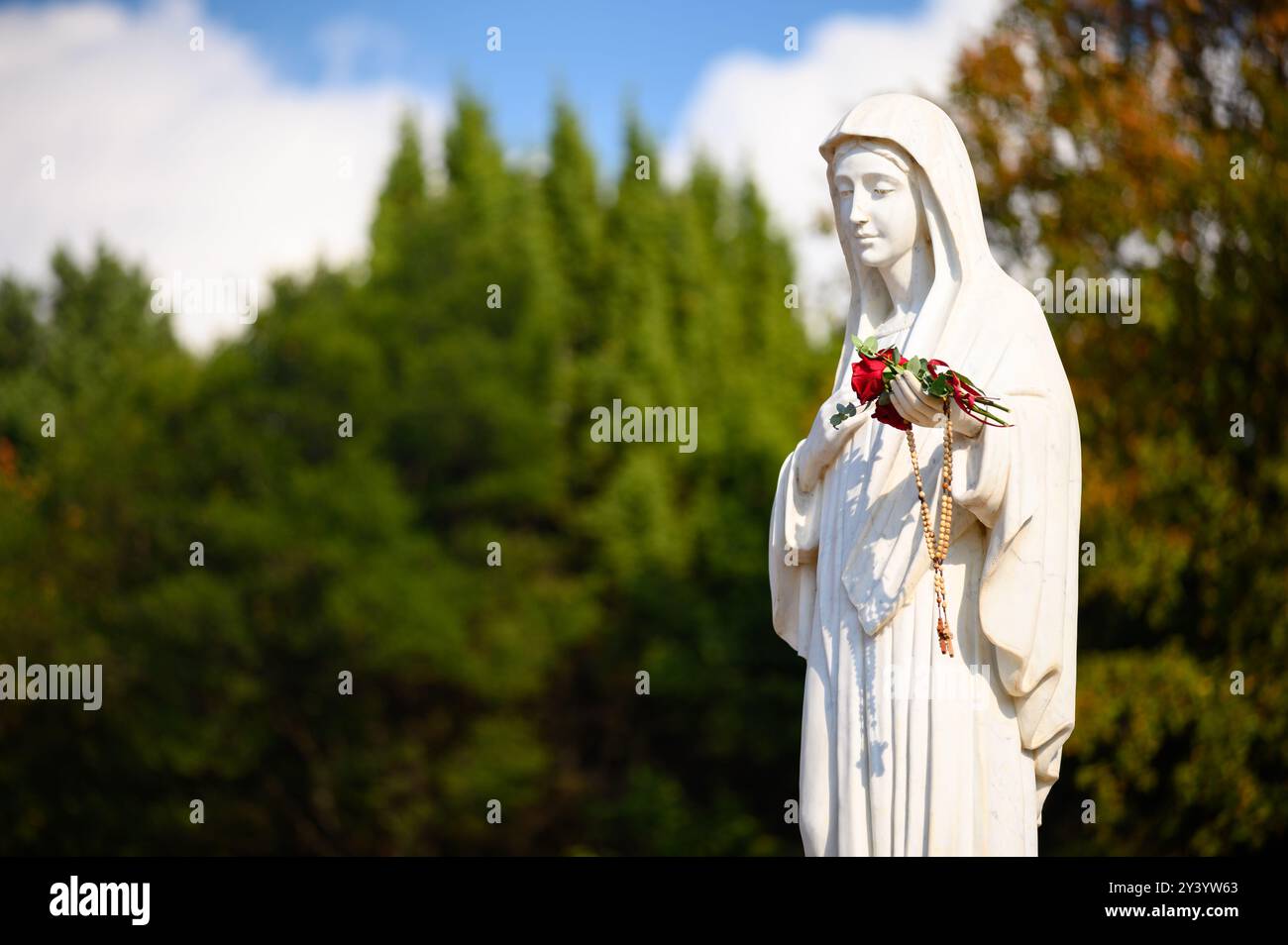 Statua della Vergine Maria - Regina della Pace sul Monte Podbrdo, la collina dell'apparizione che si affaccia sul villaggio di Medjugorje in Bosnia ed Erzegovina. Foto Stock