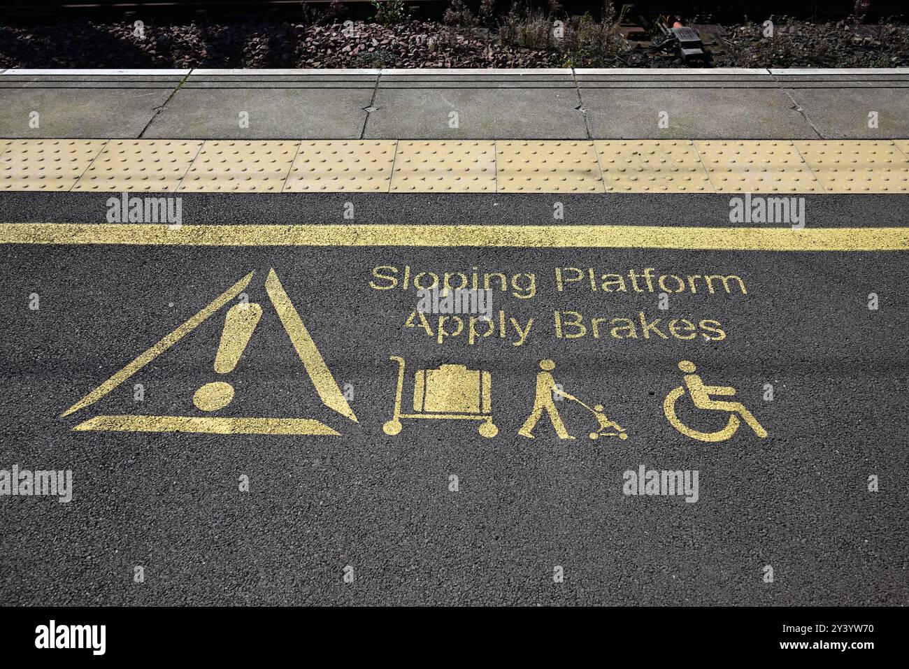Avviso sulla piattaforma della stazione della Cittadella di Carlisle. Foto Stock