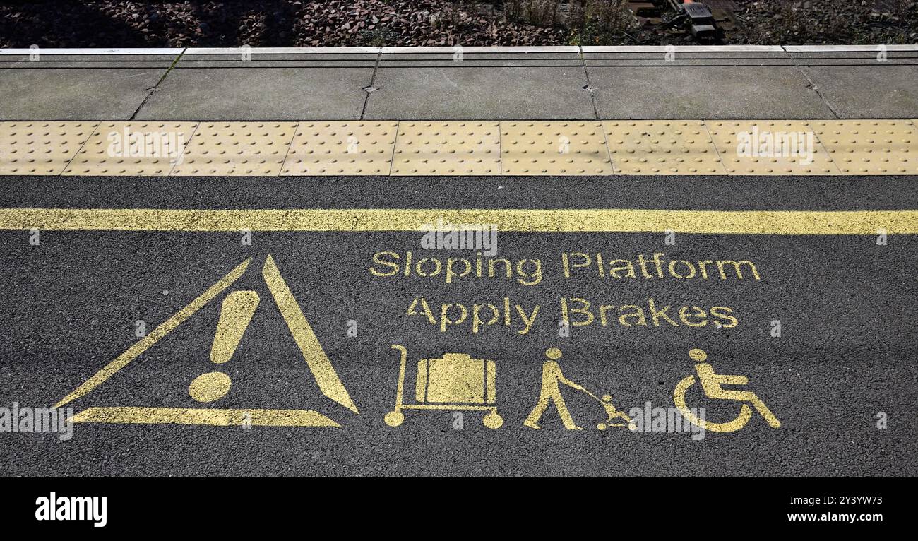 Avviso sulla piattaforma della stazione della Cittadella di Carlisle. Foto Stock