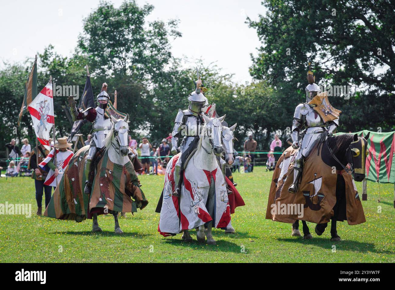 Londra, Regno Unito. 15 settembre 2024. Grand Medieval Joust a Eltham Palace. La giostra è un gioco marziale o una corsa tra due cavalieri che brandiscono armi di giostra con punte smussate, spesso come parte di un torneo. La giostra è diventata una caratteristica iconica del cavaliere nel medievalismo romantico. Crediti: Guy Corbishley/Alamy Live News Foto Stock