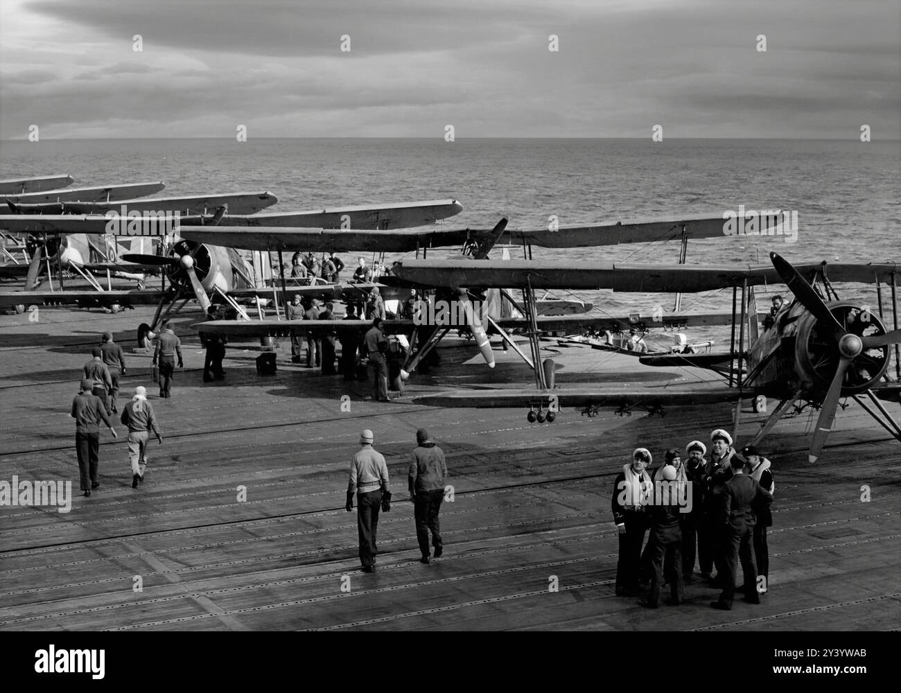 Bombardieri siluri Fairey Swordfish del 813 Squadron. Il biplano con un telaio metallico rivestito in tessuto, era specificamente destinato all'uso come portabagagli in quanto aveva ali pieghevoli. Utilizzato dal Fleet Air Arm della Royal Navy durante la seconda guerra mondiale era effettivamente conosciuto come "Stringbag" dai suoi equipaggi, ma era già obsoleto quando la guerra iniziò. È stato utilizzato come aereo d'attacco primario fino al 1942, quando è stato riutilizzato in un ruolo anti-sommergibile. Foto Stock