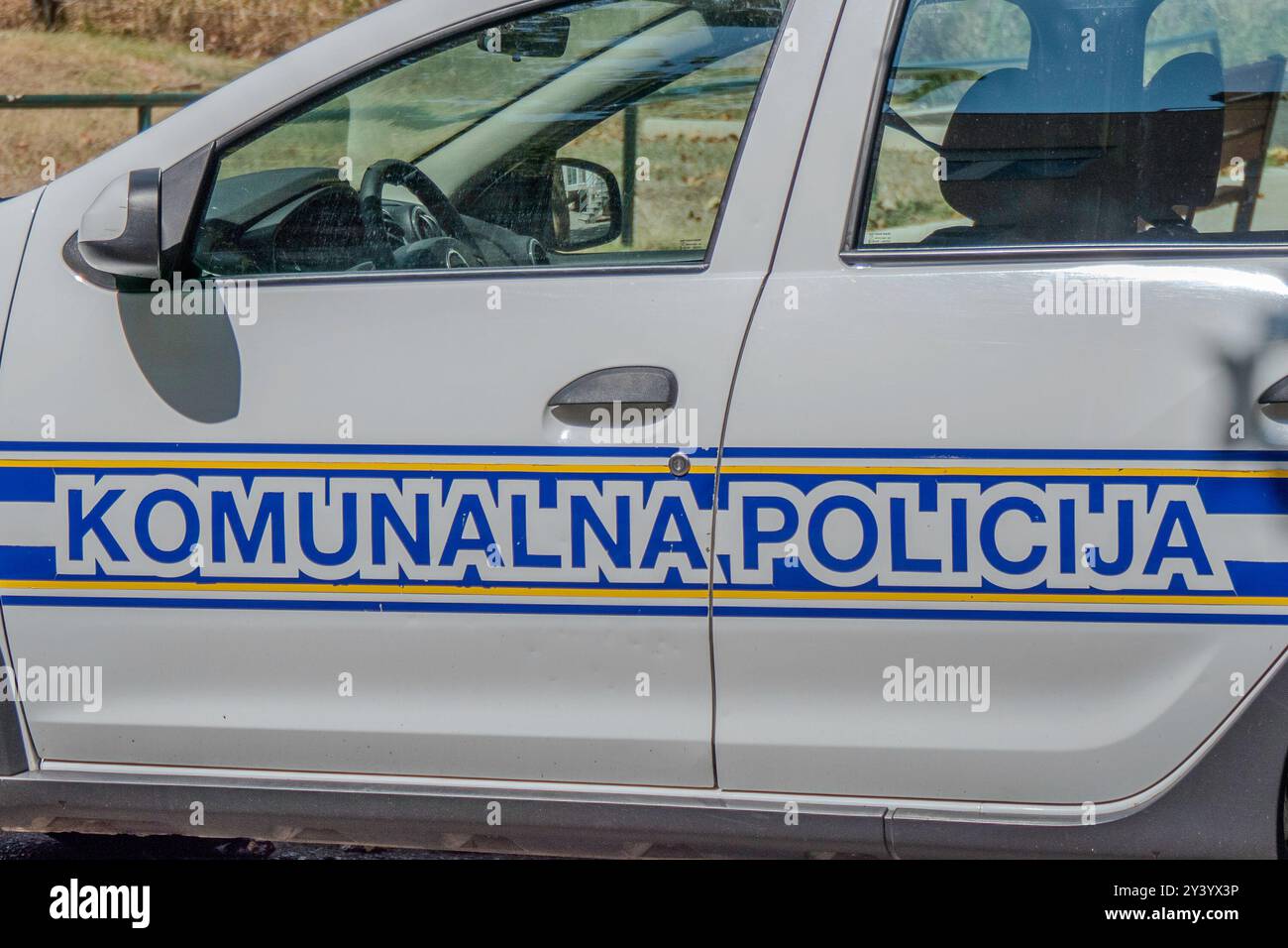 Podgorica, Montenegro, 5 agosto 2024. Auto della polizia municipale sulla strada Foto Stock