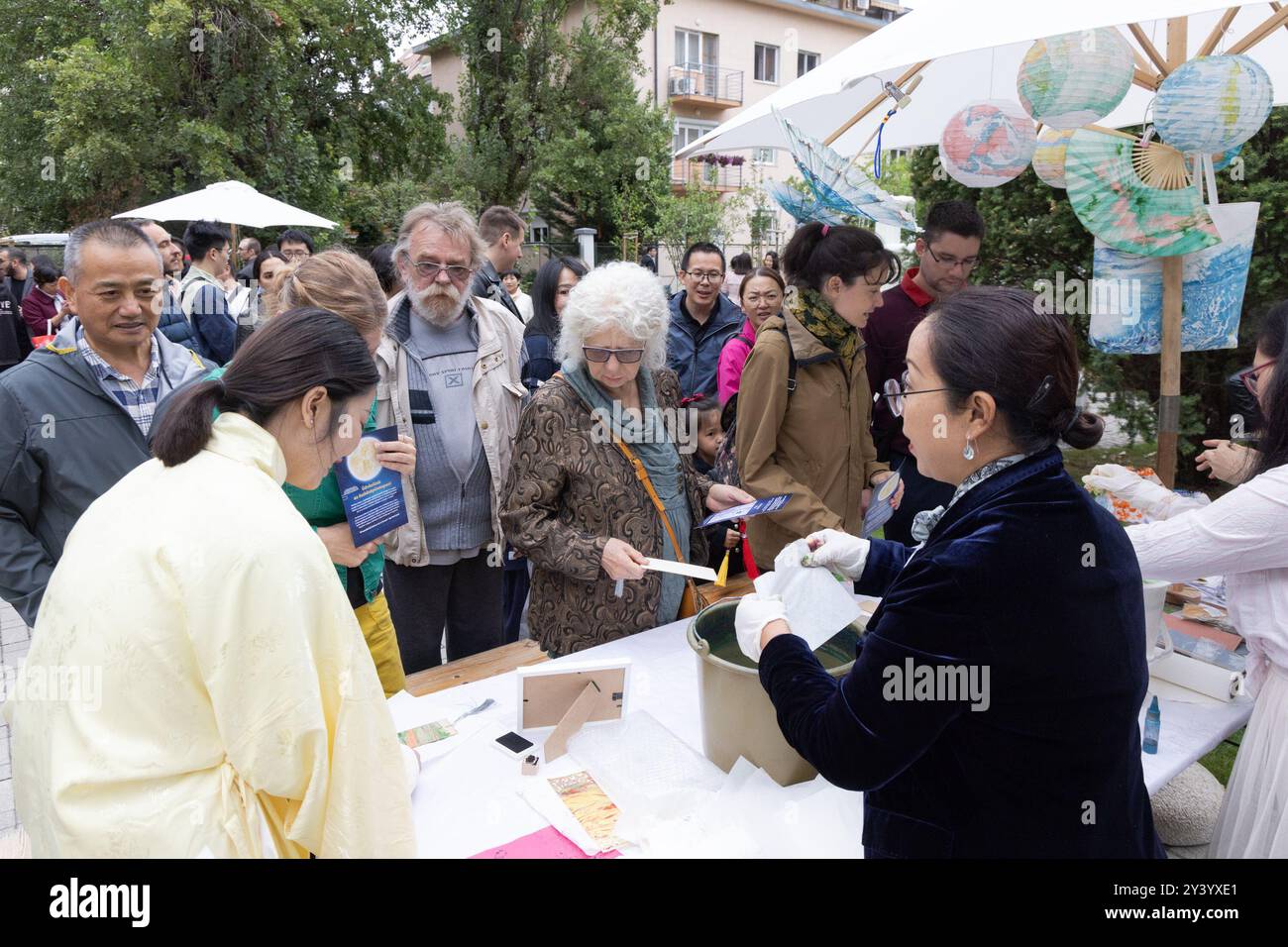 (240915) -- BUDAPEST, 15 settembre 2024 (Xinhua) -- i partecipanti fanno segnalibri durante la celebrazione del festival di metà autunno presso il China Cultural Center di Budapest, Ungheria, il 14 settembre 2024. PER PARTECIPARE AL "Festival di metà autunno a Budapest unisce le culture in mezzo alla celebrazione, alla curiosità" (foto di Attila Volgyi/Xinhua) Foto Stock