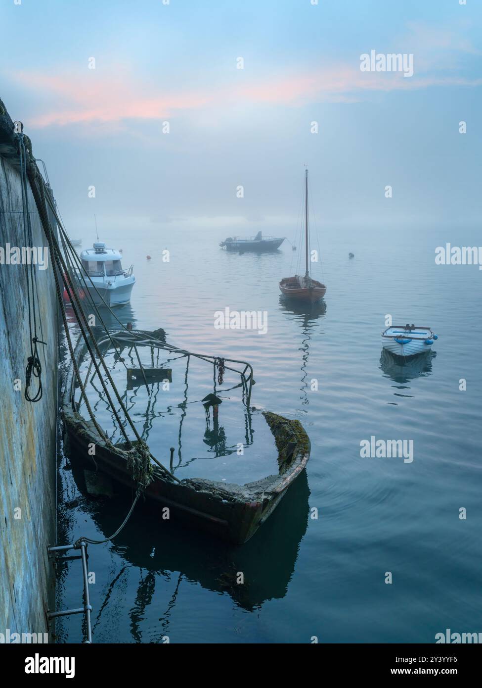 Barca abbandonata - Appledore North Devon - subito dopo l'alba una spessa riva di nebbia rotola lungo l'estuario del fiume Torridge ad Appledore North Devon. Foto Stock