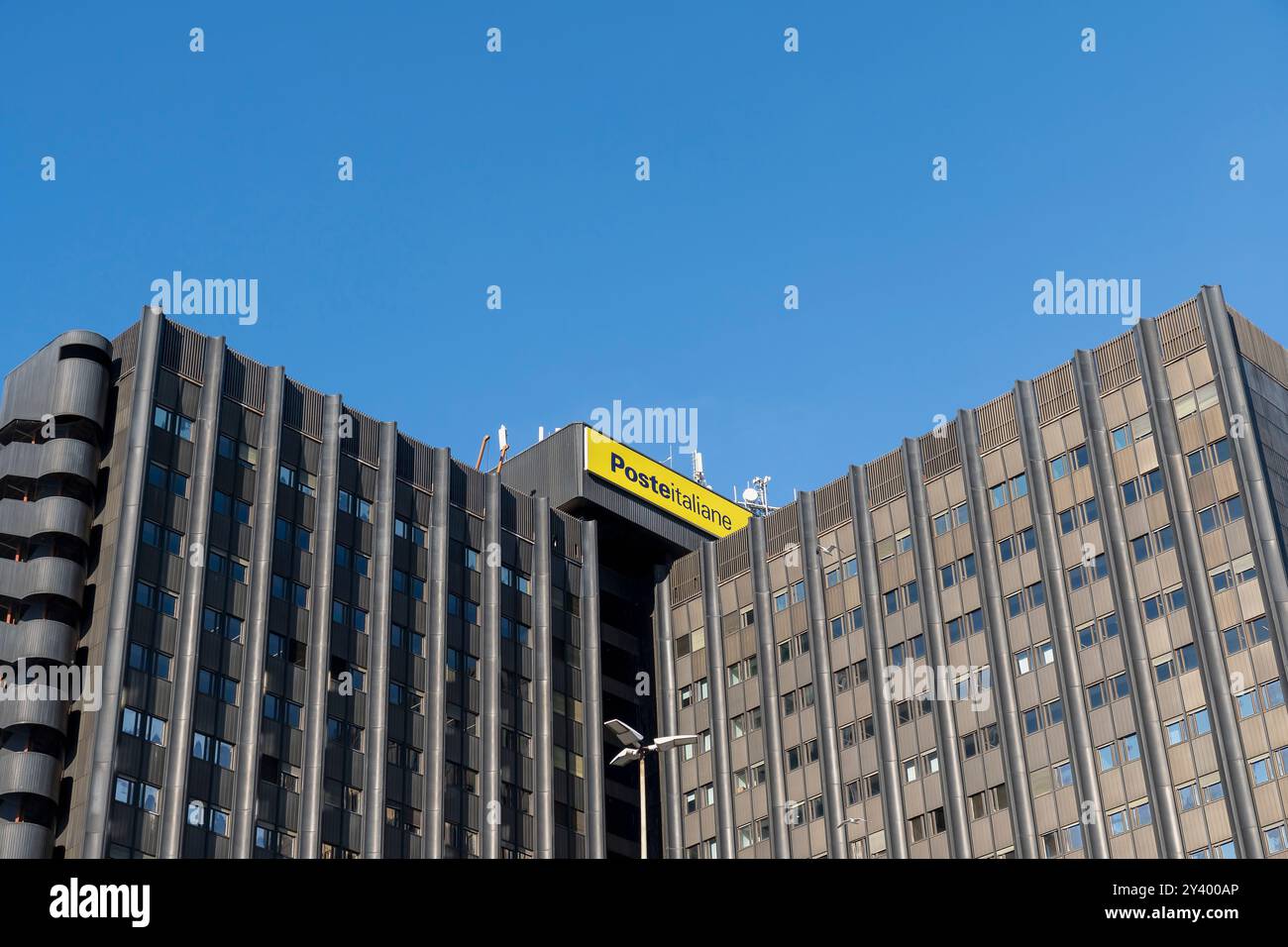 Poste italiane (posta italiana) logo in cima alla grande sede. Quartiere EUR, Roma, Italia, Europa - cielo azzurro, copia spazio Foto Stock
