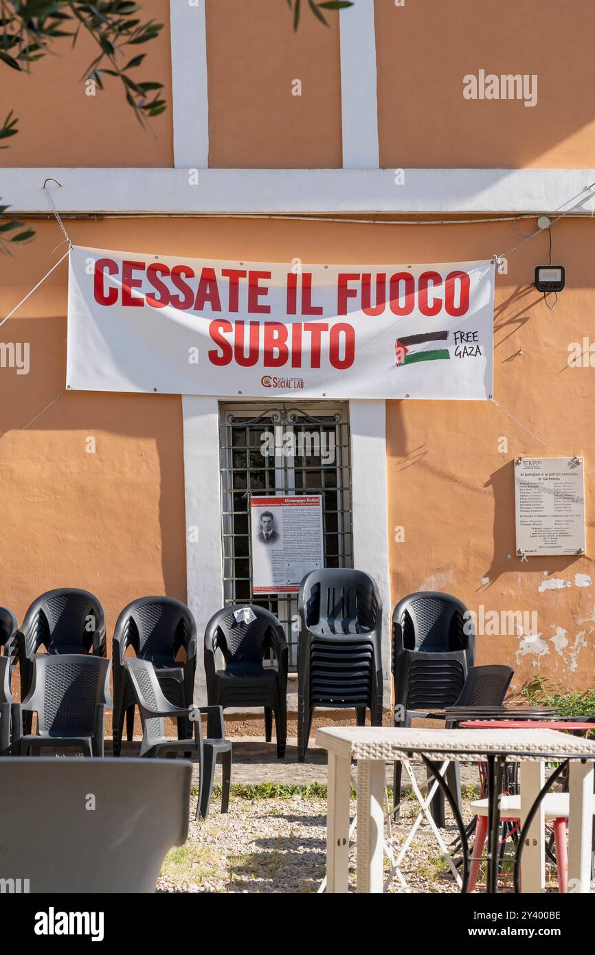 Guerra tra Israele e Palestina. Insegna pro-Palestina “cessate il fuoco ora - libera Gaza” in solidarietà con Gaza. Roma, Italia, Europa, Unione europea, UE Foto Stock