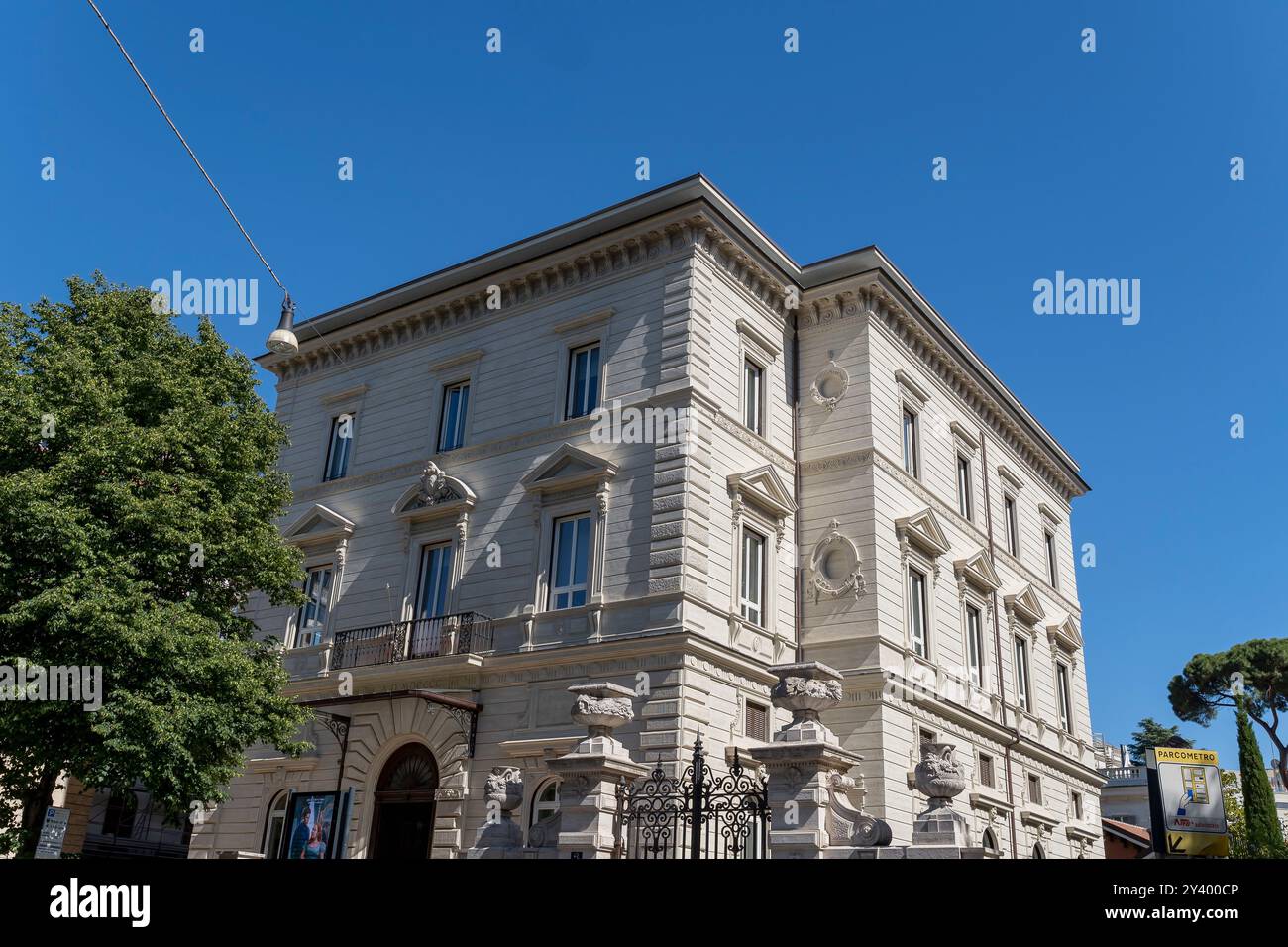 Società Netflix, fornitore di piattaforme di streaming video online. Sede centrale a Roma, Italia, Europa, Unione europea. Cielo blu chiaro, copia spazio Foto Stock