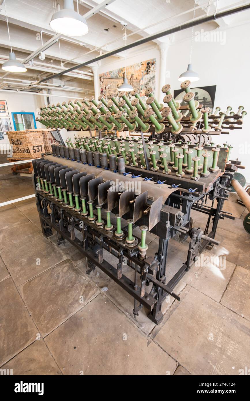 Reliquia del passato industriale esposta a Salts Mill, Saltaire, Shipley Foto Stock