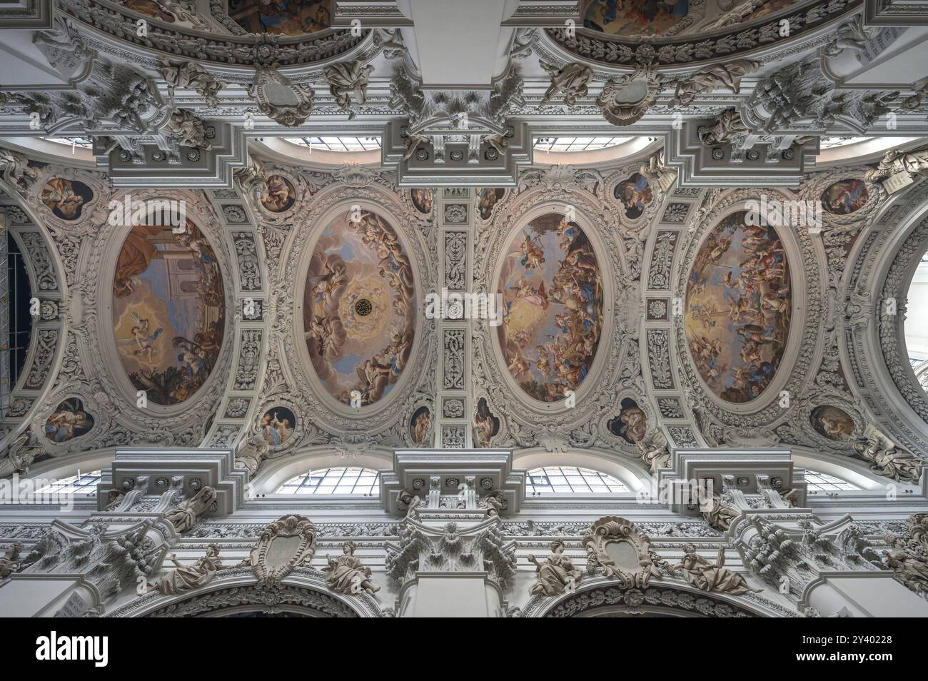 Stucco barocco e affresco a soffitto creati nel XVII secolo, Cattedrale di Passau, Passau, bassa Baviera, Baviera, Germania, Europa Foto Stock