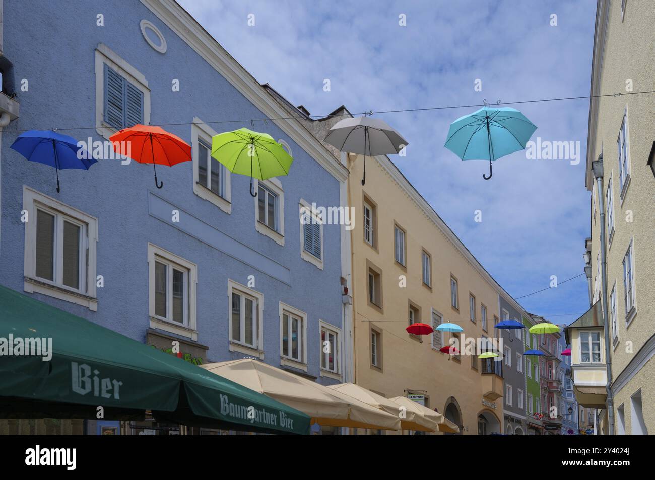 Ombrelli colorati si estendevano dall'altra parte della strada, promettendo una vita prospera e perfetta, Schaerding, bassa Austria, Austria, Europa Foto Stock