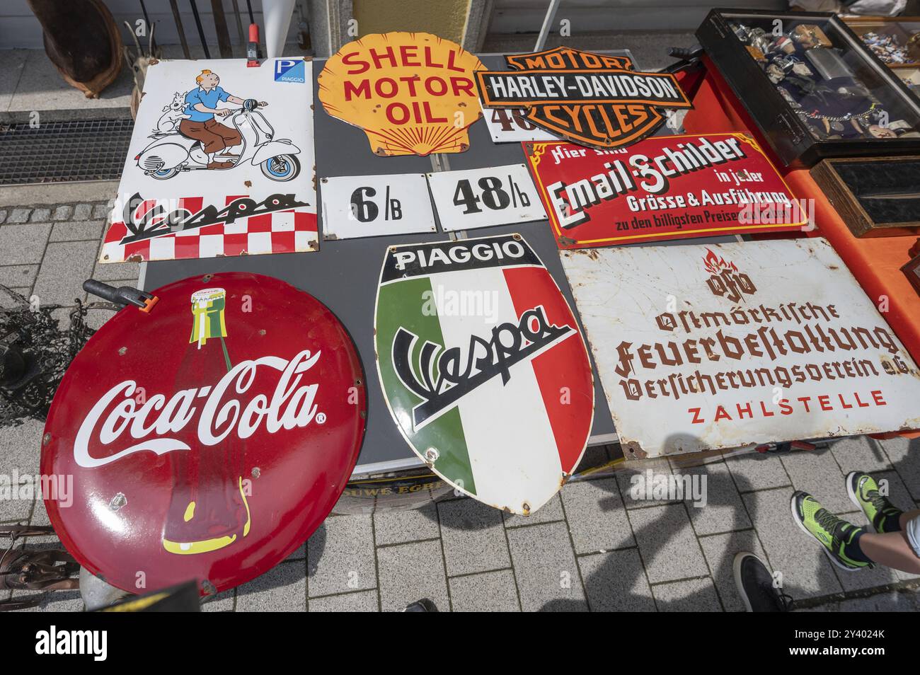 Insegne storiche di stagno in un mercato delle pulci, Schaerding, bassa Austria, Austria, Europa Foto Stock