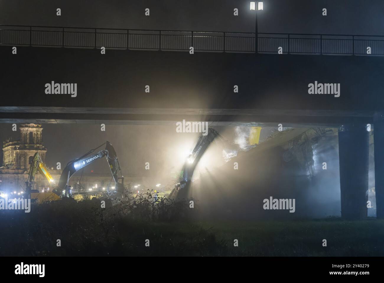 A causa di una causa ancora sconosciuta, una sezione del Ponte di Carola crollò nelle prime ore del mattino. Su una lunghezza di circa 100 metri, il se Foto Stock