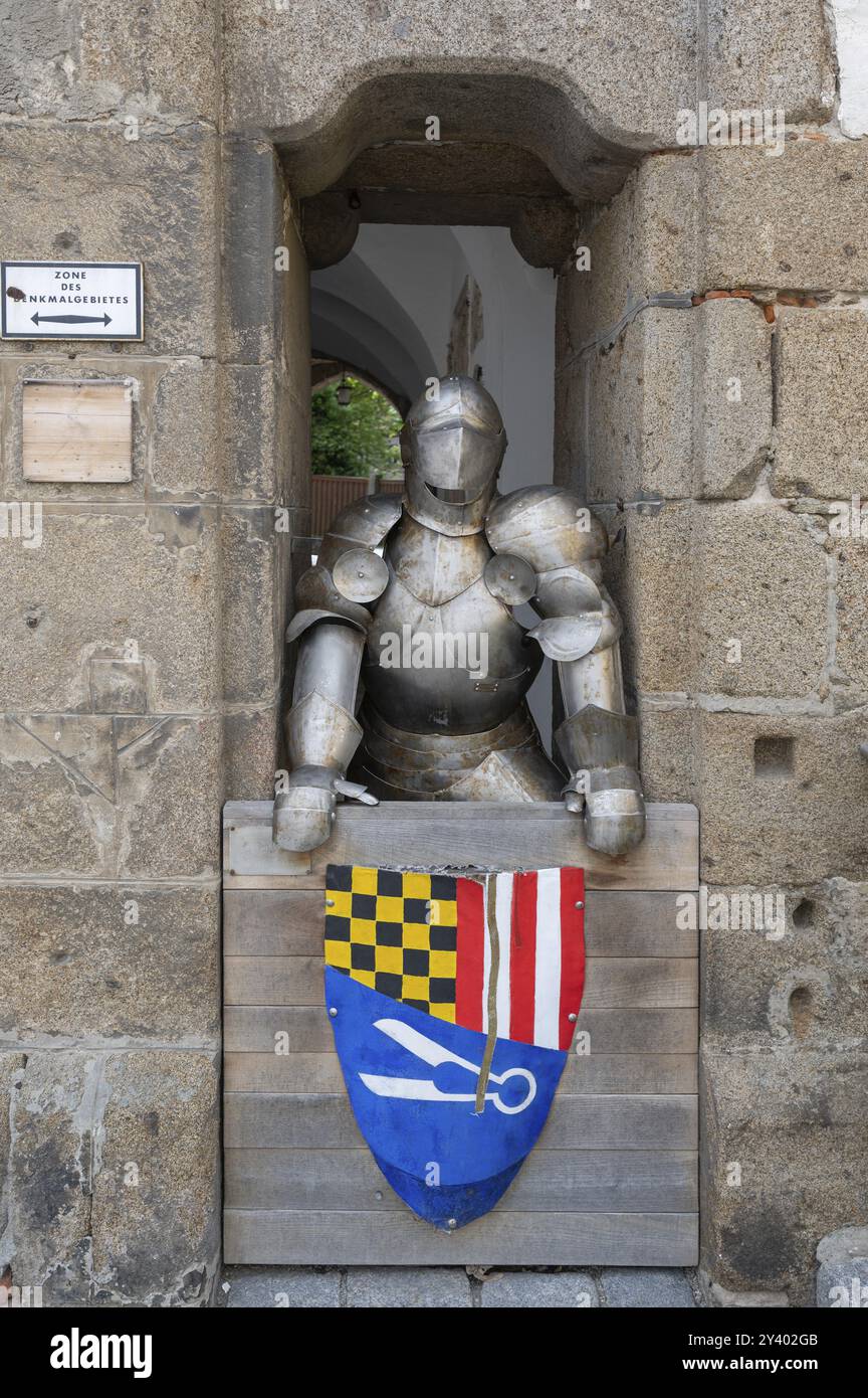 Armatura di cavalieri all'ingresso del museo della città e della casa di storia locale, Unterer Stadtplatz 1, Schaerding, bassa Austria, Austria, Europa Foto Stock