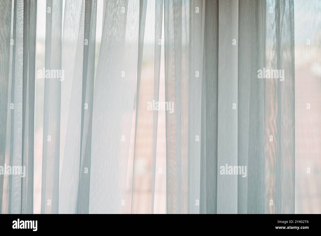 Luce brillante proveniente dalla finestra del soggiorno attraverso tende bianche, messa a fuoco selettiva Foto Stock