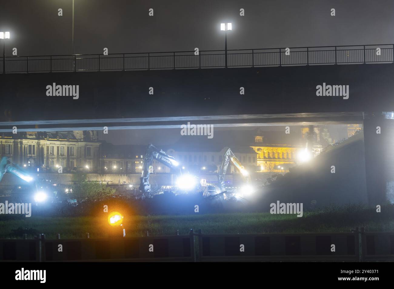 A causa di una causa ancora sconosciuta, una sezione del Ponte di Carola crollò nelle prime ore del mattino. Su una lunghezza di circa 100 metri, il se Foto Stock