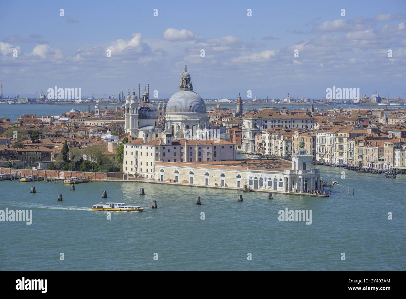 Vista dalla torre della chiesa di San Giorgio maggiore alla chiesa di Santa Maria della salute, Venezia, città metropolitana di Venezia, Italia, Europ Foto Stock