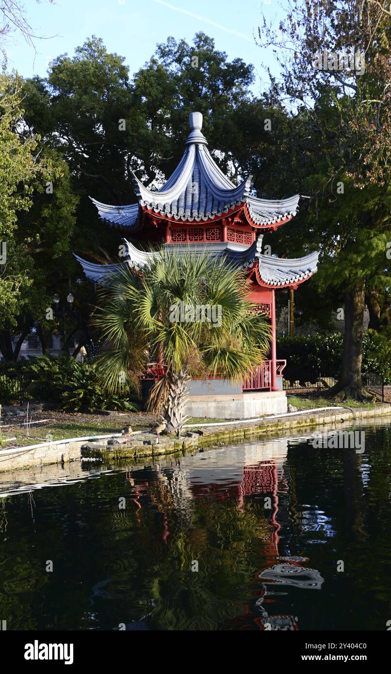 Pagoda sul lago Eola nel centro di Orlando, Florida, Stati Uniti. Pagoda sul Lago Eola nel centro di Orlando, Florida, USA, Nord America Foto Stock