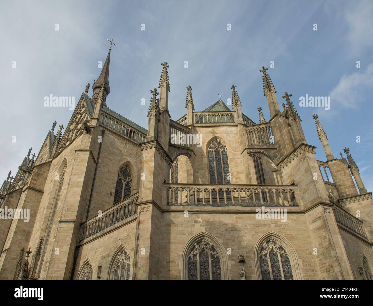 Cattedrale gotica dettagliata con torri ornate e finestre verticali sotto un cielo blu, osnabrueck, bassa sassonia, germania Foto Stock