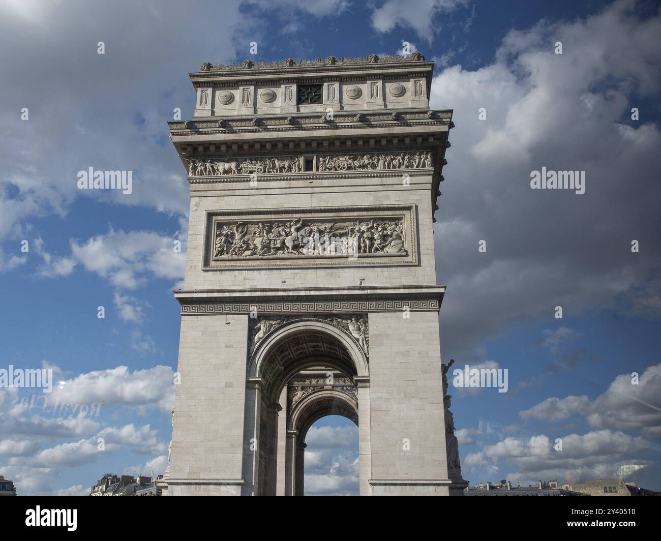 Arc de Triomphe su uno sfondo di cielo blu con nuvole bianche, che mostrano i suoi intricati dettagli architettonici, parigi, francia Foto Stock