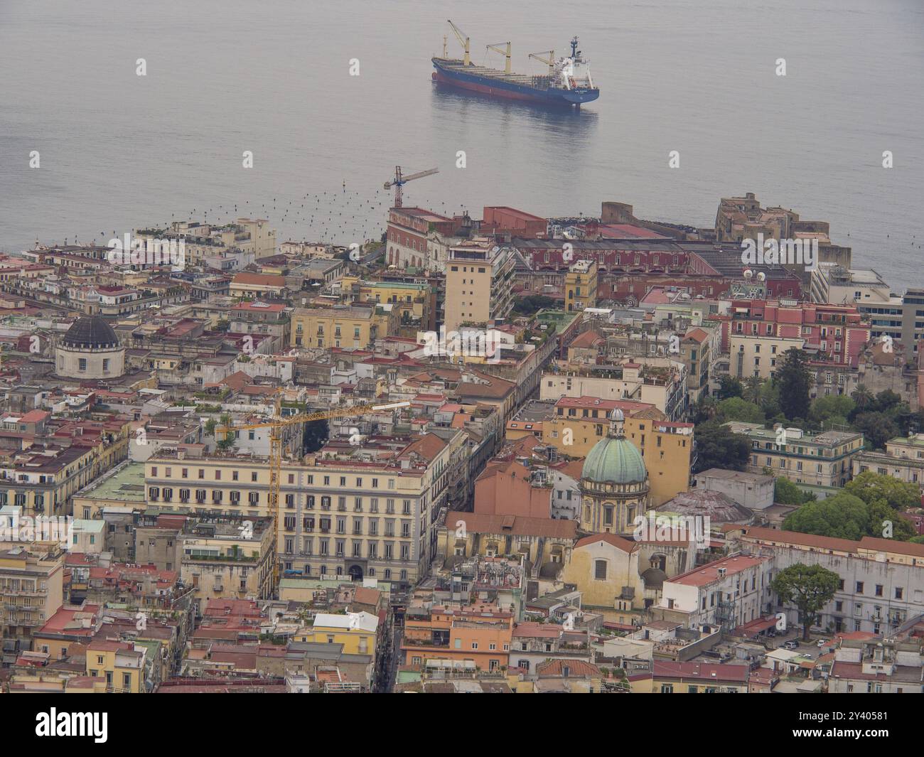 Vista dall'alto di un'area urbana con porto e navi in acqua, napoli, mediterraneo, italia Foto Stock