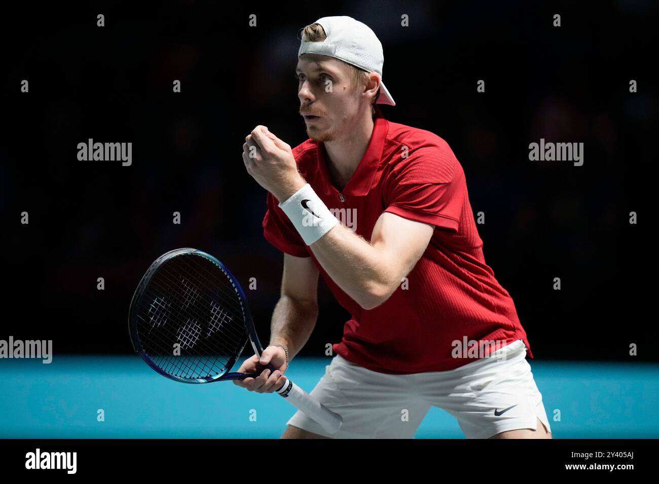 AO Arena, Manchester, Regno Unito. 15 settembre 2024. Finali di Coppa Davis, fase a gironi, gruppo D giorno 6; Denis Shapovalov del Canada soffia sulla mano per raffreddarsi durante la partita contro Daniel Evans della Gran Bretagna Credit: Action Plus Sports/Alamy Live News Foto Stock