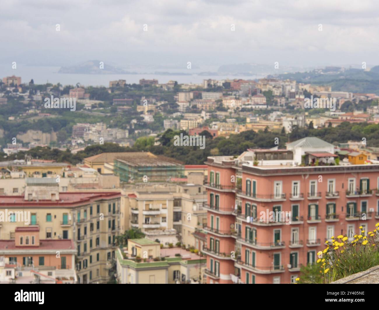 Ampia vista panoramica di una città che si estende su colline e giù fino alla costa, napoli, mediterraneo, italia Foto Stock