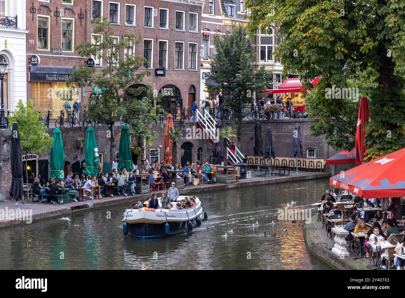 Utrecht, Paesi Bassi – 26 agosto 2024: Persone che si godono la serata al canale Oudegracht nel cuore della città di Utrecht nei Paesi Bassi Foto Stock