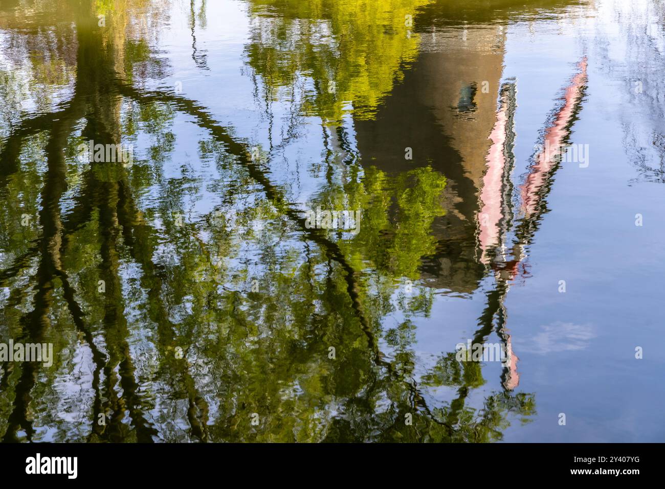 Riflesso di un mulino a vento nel villaggio di IJsselstein nella provincia di Utrecht, Paesi Bassi Foto Stock