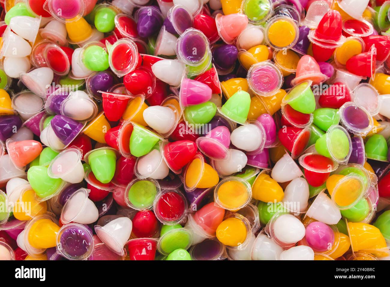 gelatina dolce in una tazza piccola. uno dei preferiti di tutti i bambini piccoli e adolescenti. uno spuntino adatto per rilassarsi. Foto Stock
