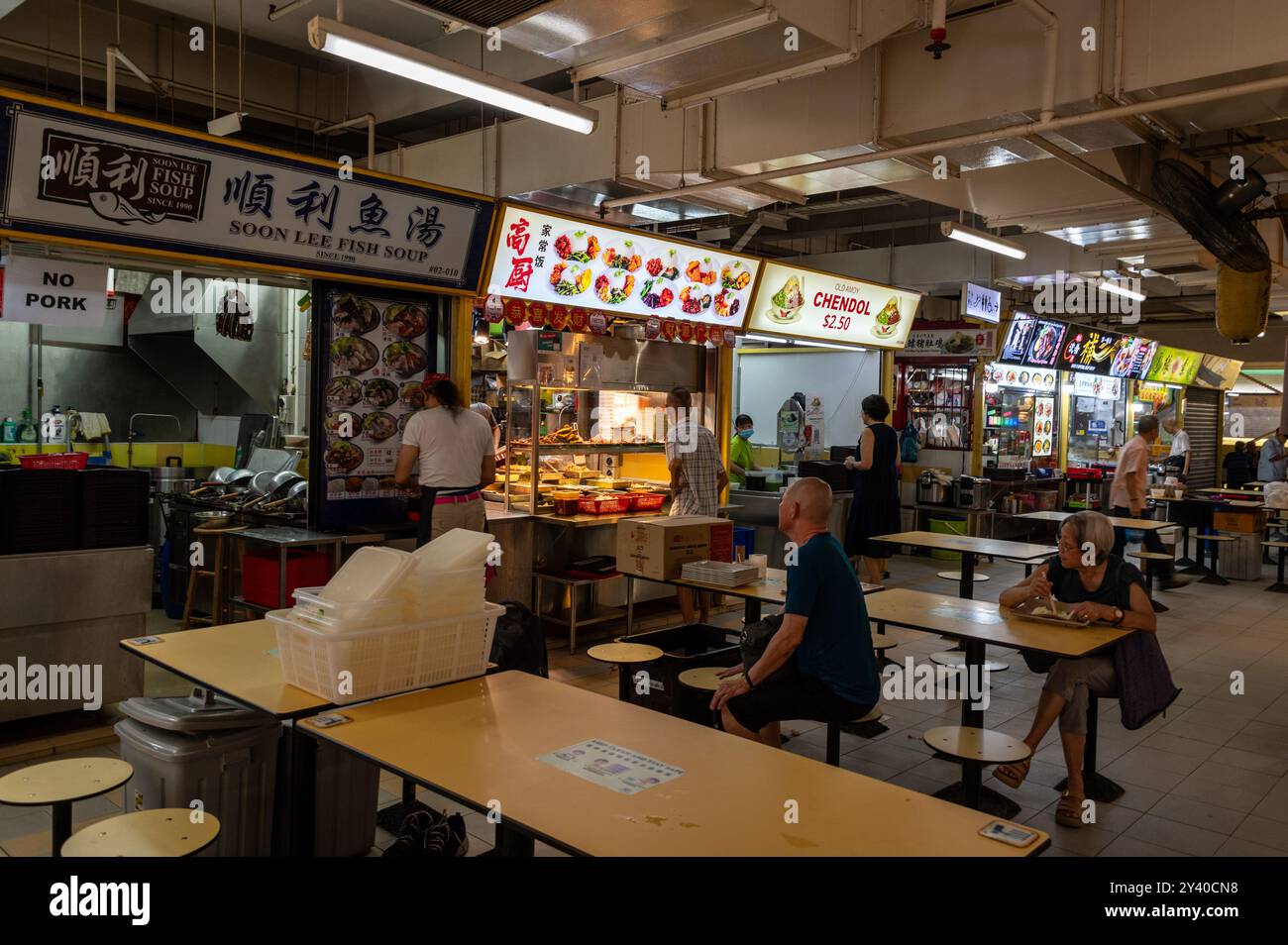 Un piano comune di piccoli ristoranti che servono piatti cinesi tradizionali ai residenti locali nel complesso Chinatown a Chinatown, un vecchio cinese storico Foto Stock