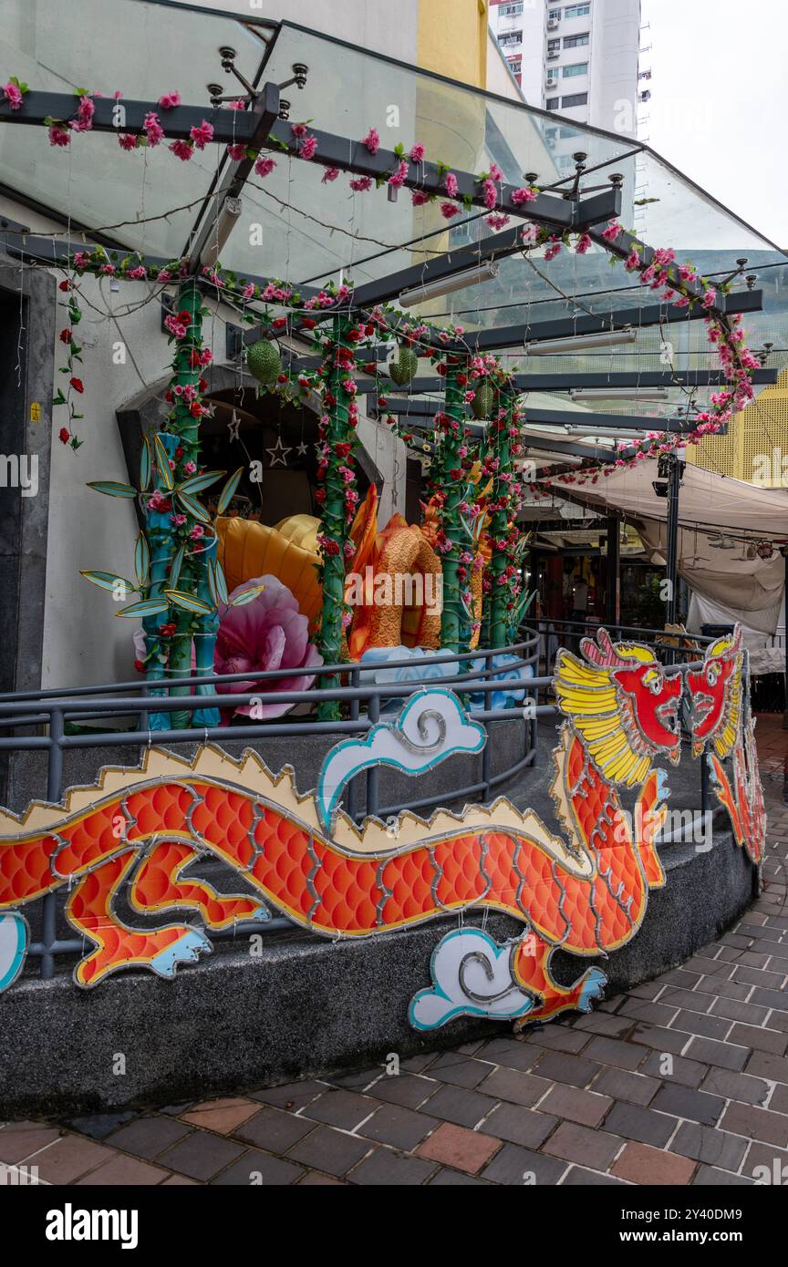 Una decorazione cinese di due draghi al Chinatown Complex , un mercato interno e sala ristorazione a Chinatown, un vecchio quartiere cinese storico a Singapore Foto Stock
