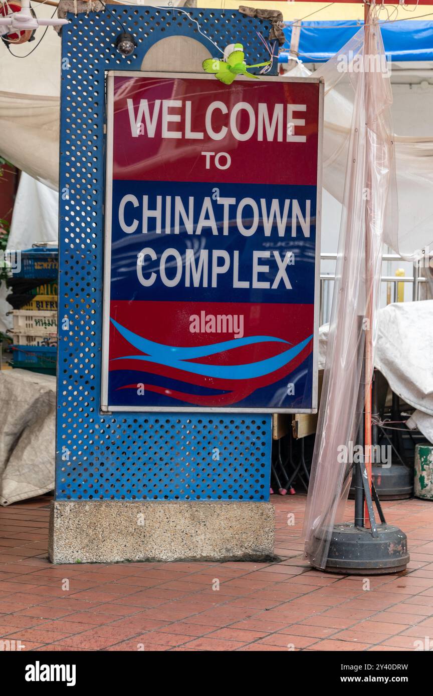 Chinatown Complex, un mercato al coperto e sala ristorazione a Chinatown, un vecchio quartiere storico cinese a Singapore. Gran parte della vecchia Chinatown coloniale ha b Foto Stock