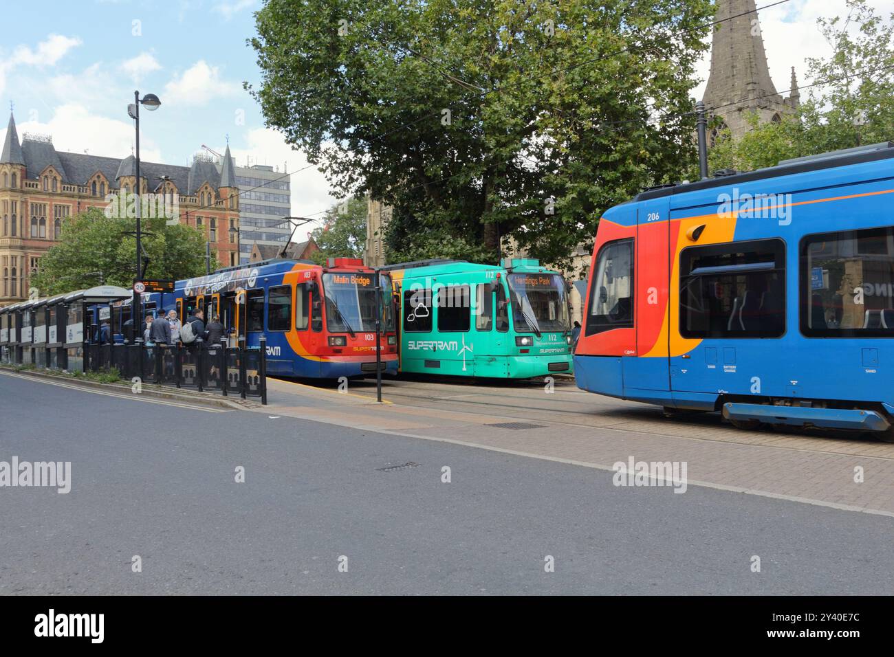 Tre supertram di Sheffield affiancati alla fermata della Cattedrale nel centro della città, metropolitana inglese, trasporto urbano, metropolitana leggera Foto Stock