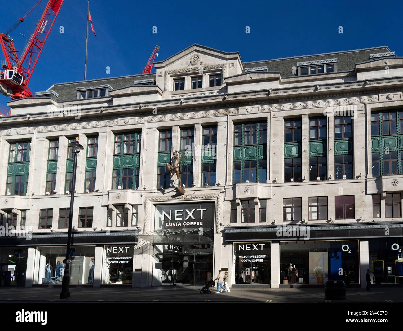 Il prossimo negozio, Costa Coffee, e Victoria's Secret a Oxford Street, Londra, Regno Unito. I pedoni sono a piedi. Foto Stock