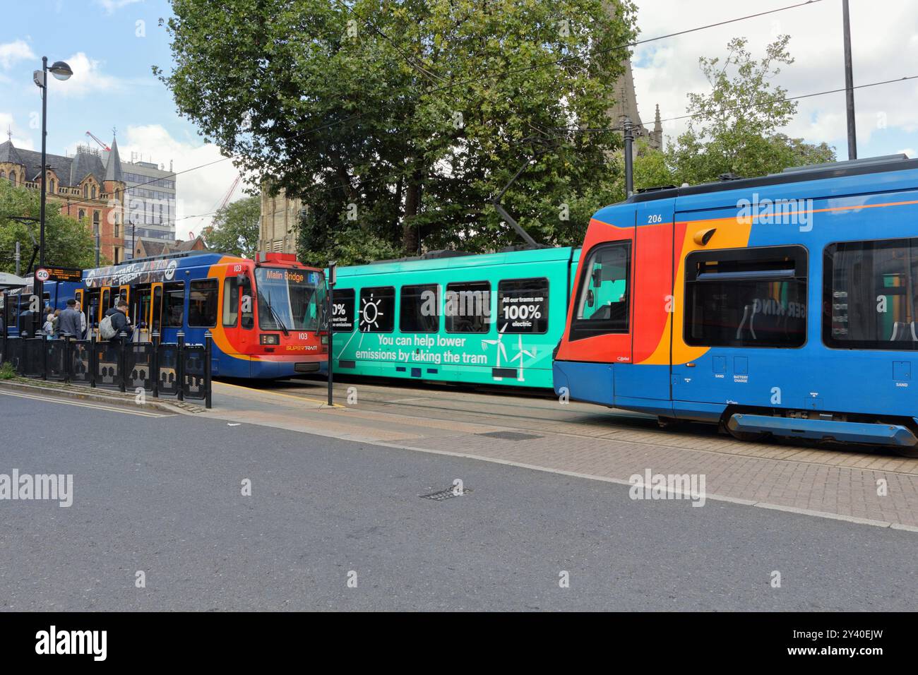 Tre tram di Sheffield fianco a fianco alla fermata della Cattedrale nel centro della città, metropolitana inglese, trasporto urbano, metropolitana leggera Foto Stock