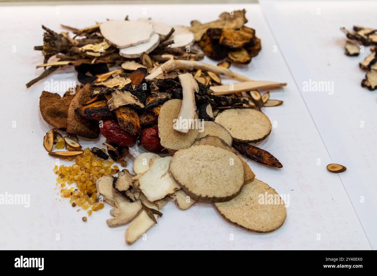 Una selezione di erbe miste fresche da utilizzare come farmaco tradizionale cinese a base di erbe preparate presso la sala medica Wong Yiu Nam, un peccato di famiglia Foto Stock