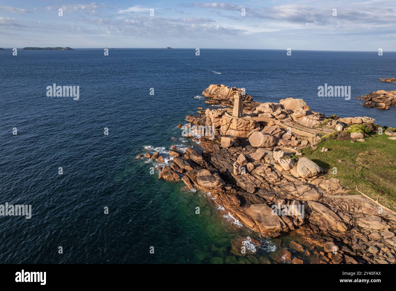 Veduta aerea del faro di Ploumanaca'h e del mare della Costa del granito rosa in Bretagna, Francia Foto Stock